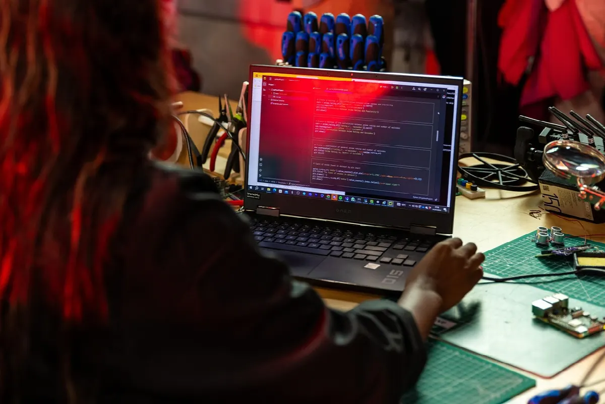 Engenheiros de teste trabalhando em computadores